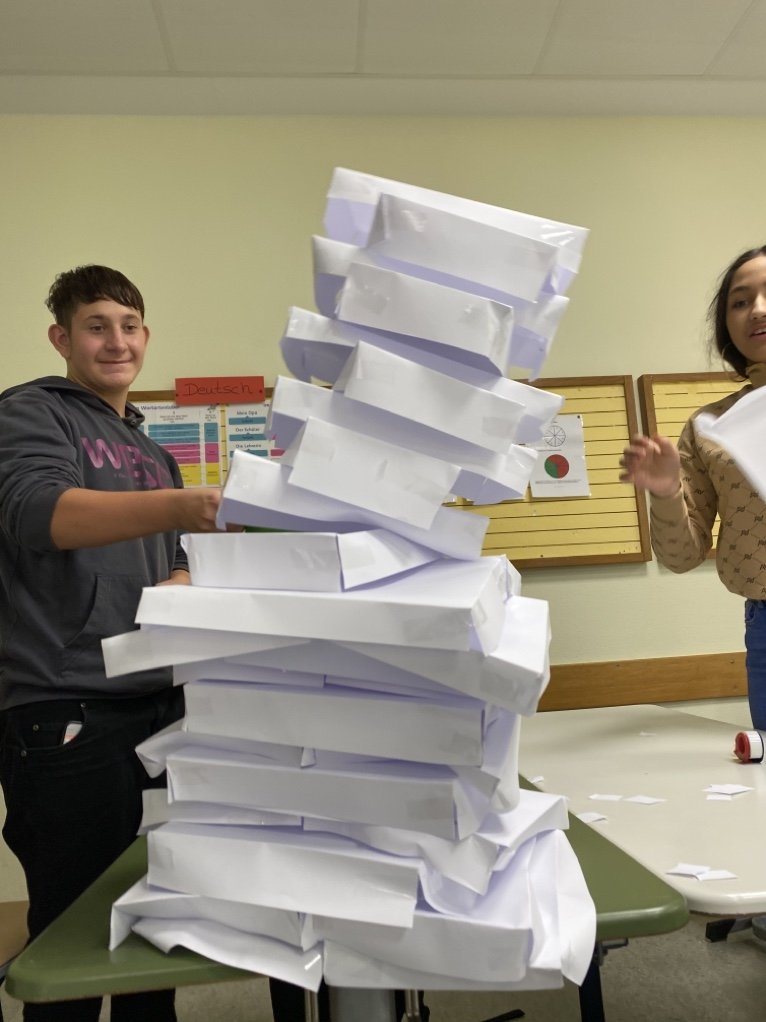Schüler bauen einen Turm