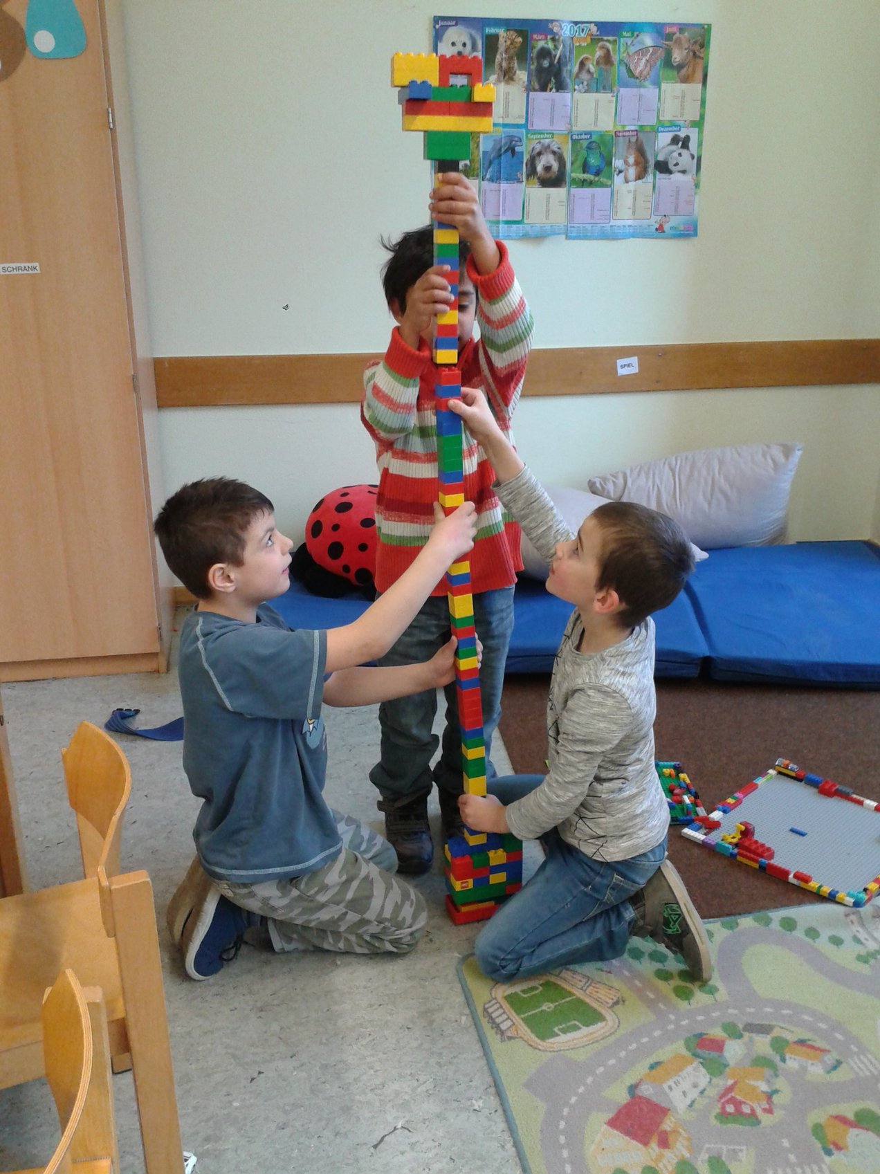 Kinder bauen einen Turm